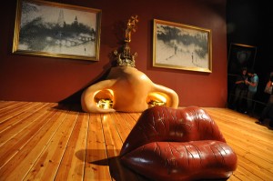Salvador Dali, Recréation en trois dimensions du visage de Mae West, sofa, une cheminée, deux tableaux, http://www.clg-caillols.ac-aix-marseille.fr/spip/spip.php?article825, © Académie d'Aix-Marseille 2008-2014